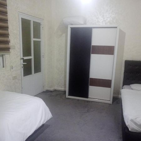 Jarajreh Apartments/ Hotel Karak Habitación foto